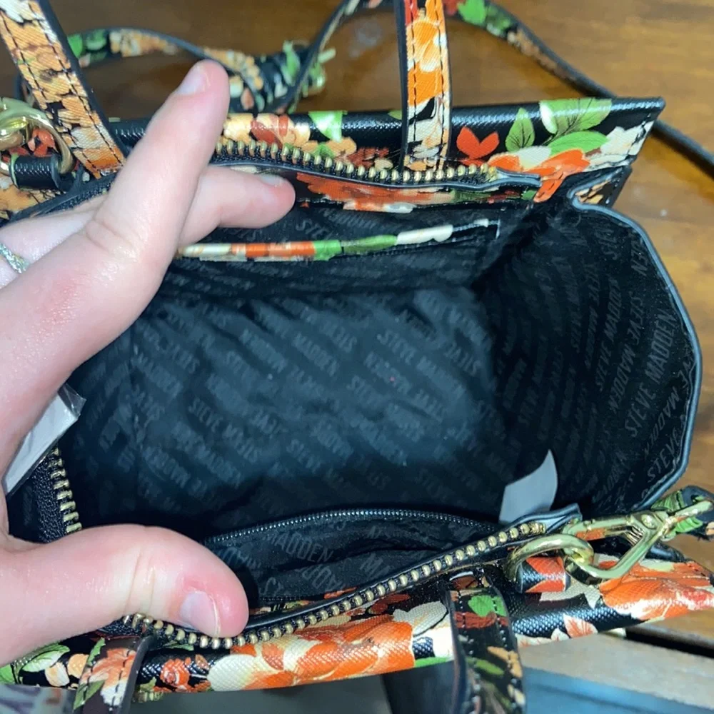 Steve Madden small black and floral crossbody - Picture 4 of 5
